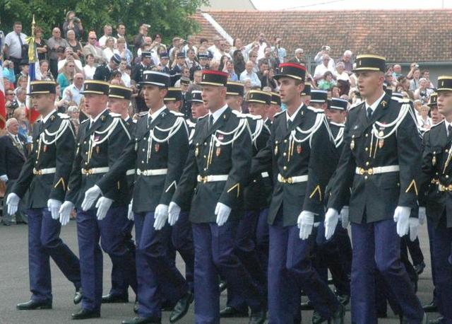 Après douze mois de formation, les 111 élèves gendarmes de la 333 promotion de l'école de gendarmerie ? promotion Aristide-Élie ? ont défilé, hier, à l'occasion de leur baptême de sortie, devant 600 personnes.