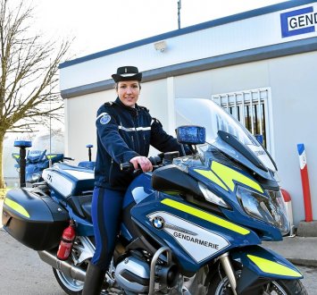 premiere-femme-a-piloter-les-motos-de-la-gendarmerie-en_3874060_355x330p