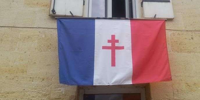 le-drapeau-national-frappe-d-une-croix-de-lorraine-qu-un-riverain-a-accroche-a-sa-facade-a-sainte-terre