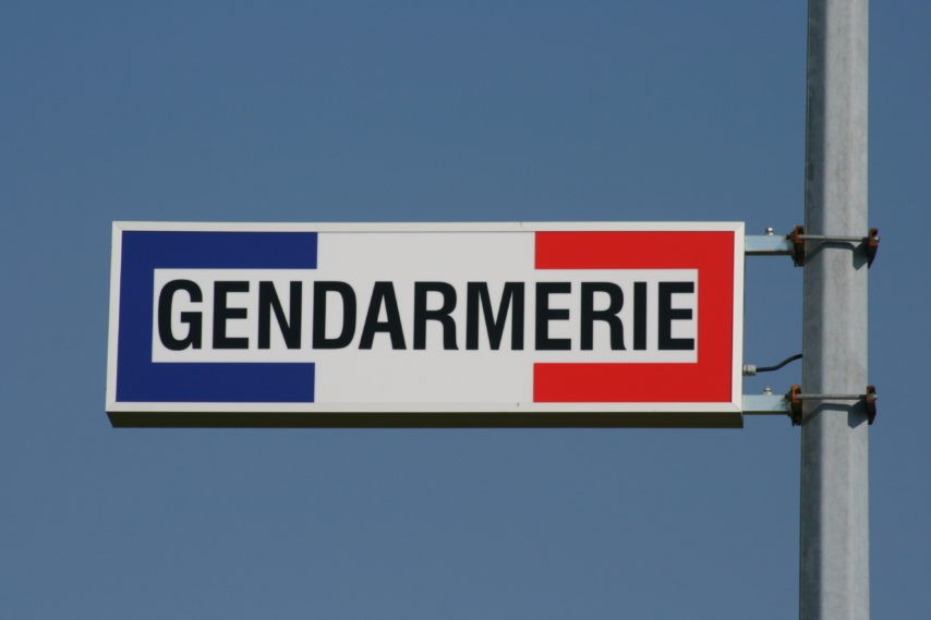 gendarme-gendarmerie-poste-854x569