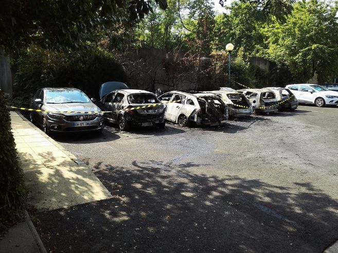 six-voitures-detruites-ou-deteriorees-par-un-incendie-sur-un_3917023