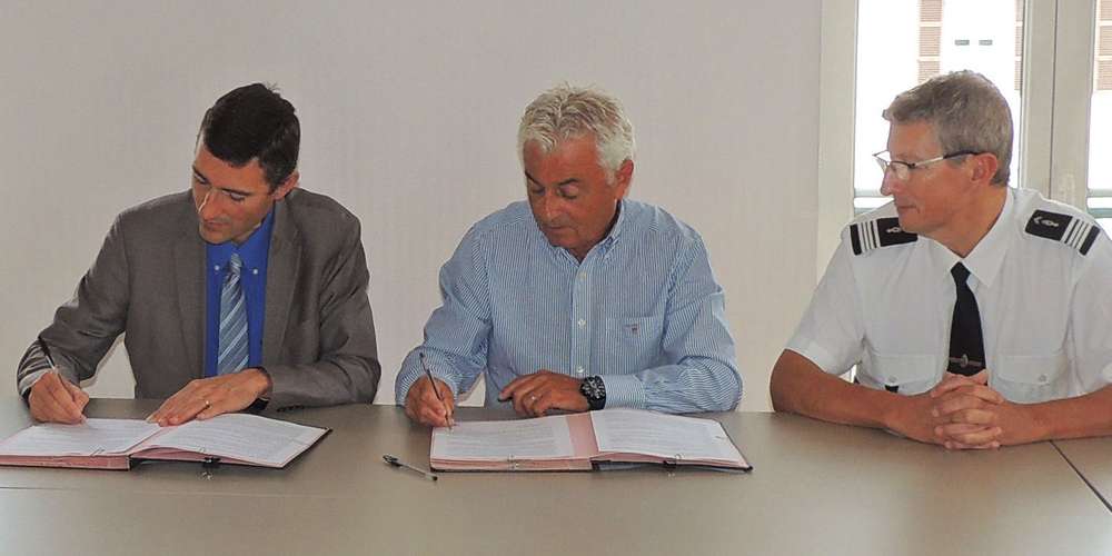 francis-pees-au-centre-et-les-signataires