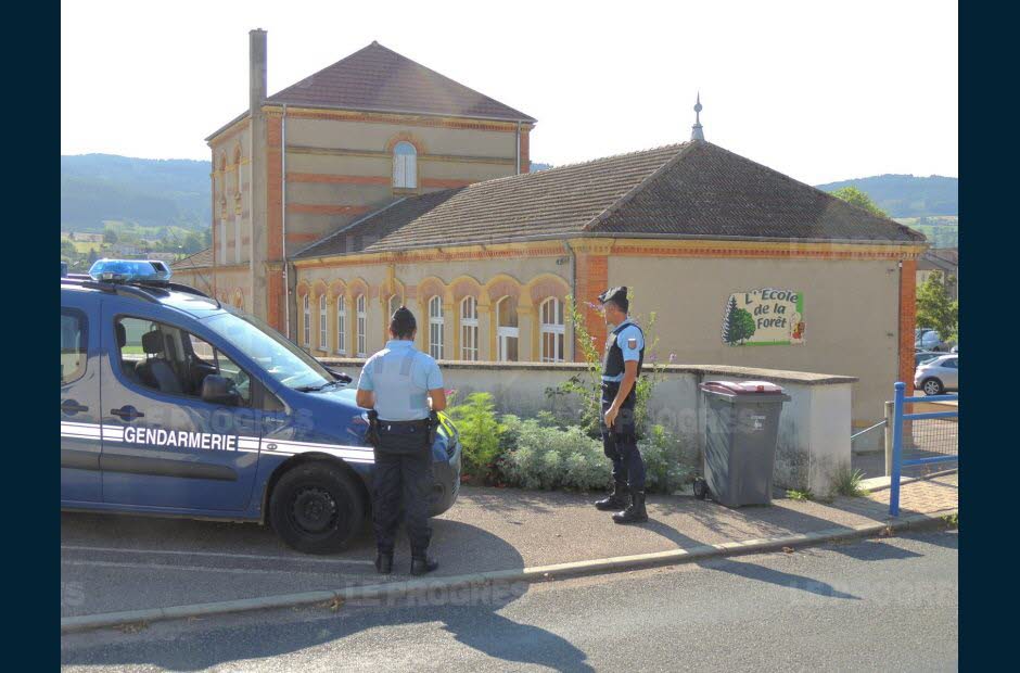 il-y-a-deux-ans-les-gendarmes-assuraient-la-securite-devant-l-ecole-de-la-foret-a-belmont-photo-d-archives-claude-henri-marchand-1535905844