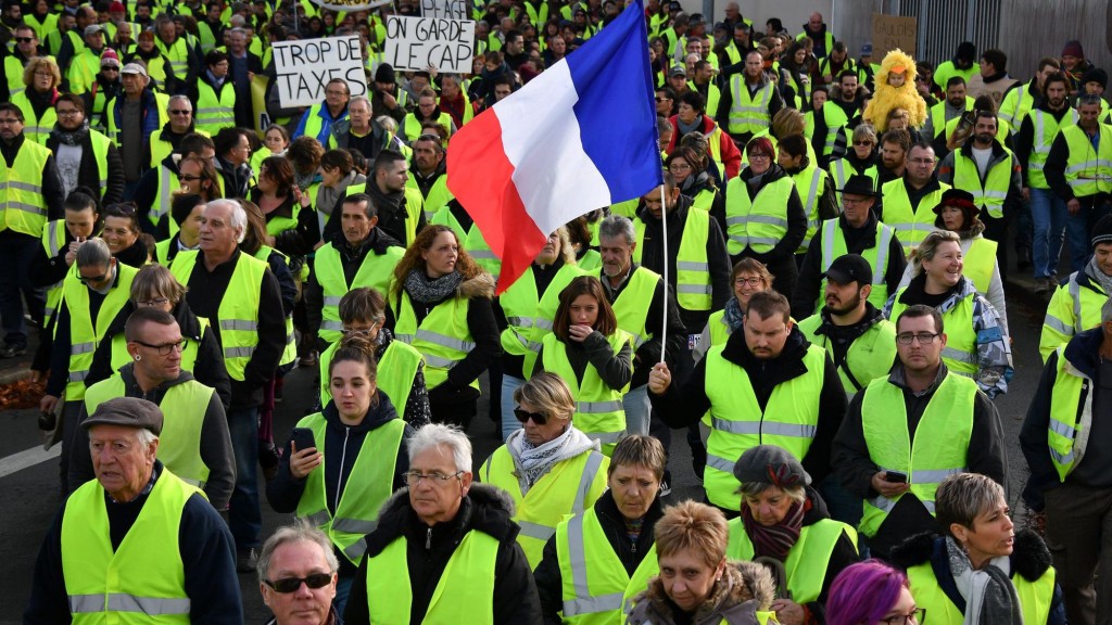 des-gilets-jaunes-participent-a-une-manifestation-a-rochefort-le-24-novembre-2018_6133086