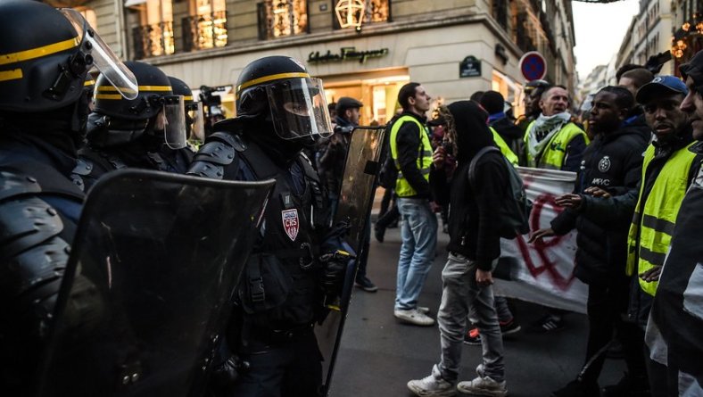 gilets-jaunes-c3a9lysc3a9e-police-violence-macron-gendarmerie
