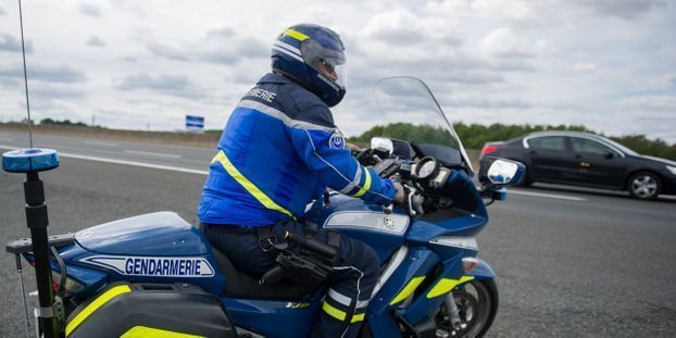 Accident-de-la-route-un-motard-de-la-gendarmerie-meurt-en-service