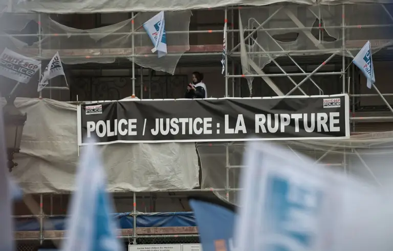 768x492_7500-policiers-manifeste-sous-fenetres-ministere-justice-paris-14-octobre-2015