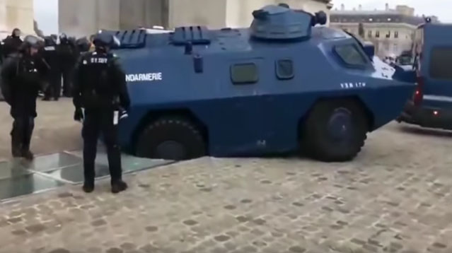 blindé-gendarmerie-embourbé