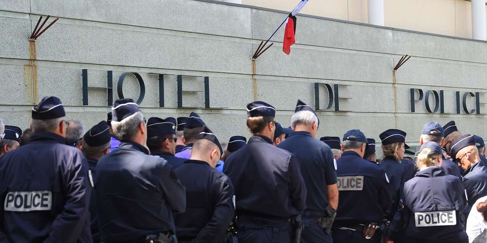 en-2018-35-policiers-et-33-gendarmes-se-sont-suicides-selon-le-ministere-de-l-interieur-ici-en-avril-2019-des-policiers-de-montpellier-se-recueillent-en-memoire-de-leur-collegue-disparu