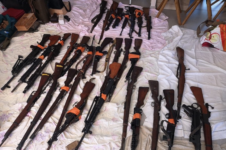 7799224060_une-saisie-d-armes-illustration