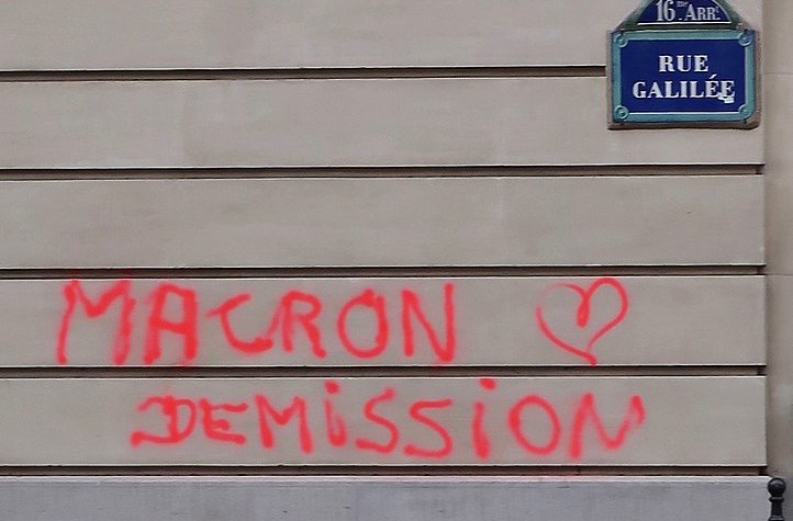722px-graffiti_anti-macron_rue_galilee_paris_16e-722x475