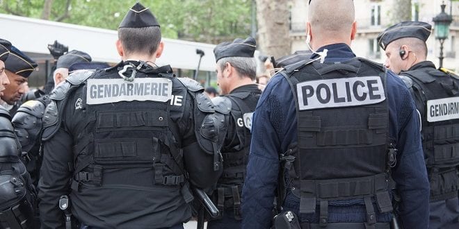 Un-gendarme-mobile-et-un-policier-le-18-mai-2016-à-Paris-face-aux-opposants-à-la-manifestation-«-contre-la-haine-anti-flic-»-organisée-par-des-syndicats-policiers.-Photo-dillustration-M.GLEssor.-660x330