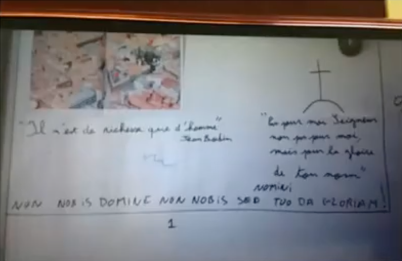 Tableau au bureau d'Arnaud Beltrame avec la devise des Templiers