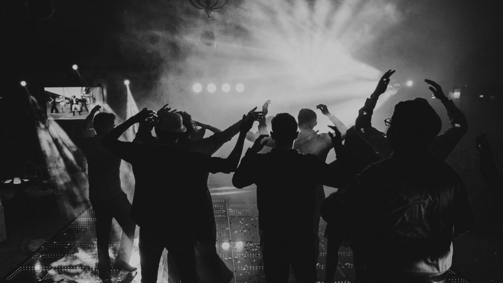 Free parties : la France manque de place pour ses vrais criminels, mais en trouve pour ses teufeurs