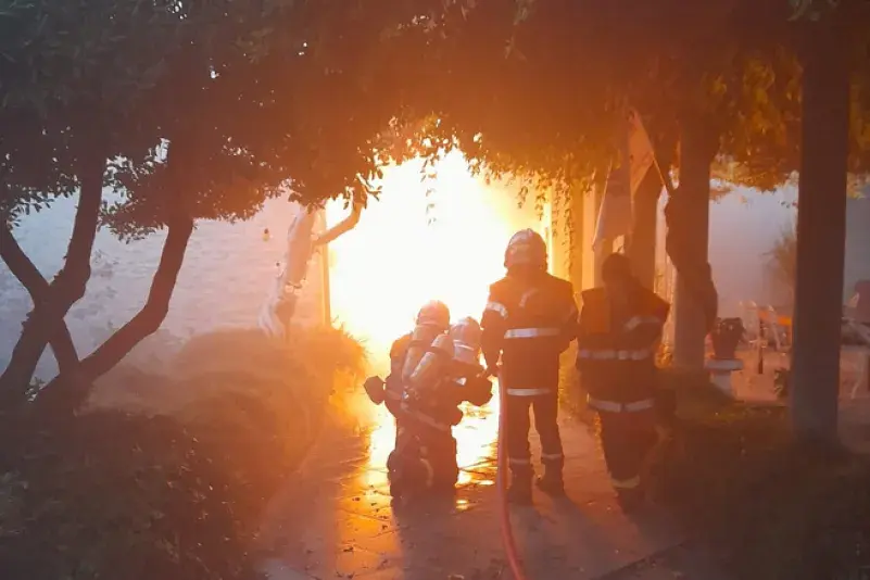 « C’est effrayant, nous avons eu très peur » : après une violente explosion, la voiture électrique de la maire de Bram s’embrase