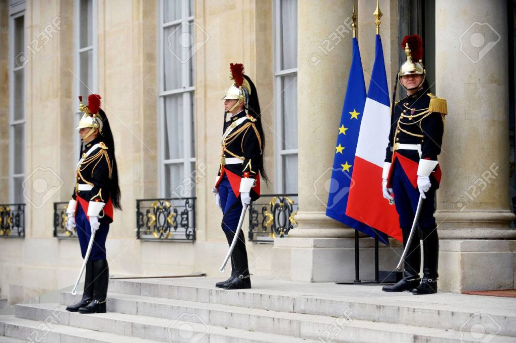La Garde Républicaine a démissionné et ne protège plus Macron 31981676-paris-aout-30-palais-de-l-elysee-garde-republicaine-d-honneur-lors-d-une-ceremonie-de-bienvenue-le-30-1024x681