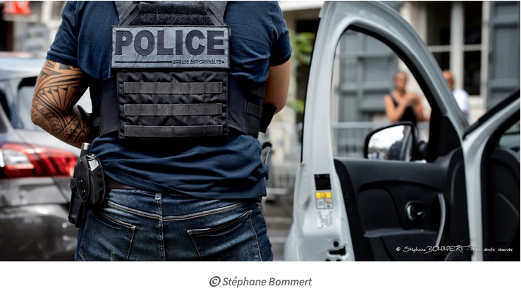Un mariage dégénère à Marseille : Un invité tire au pistolet automatique, la police intervient et se retrouve encerclée