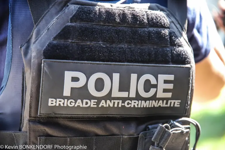 Essonne : Il s’attaque à des statues avec une hache dans les rues de Yerres et menace les policiers avec un pistolet