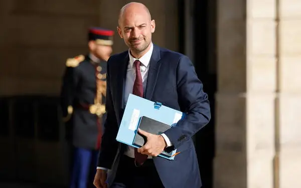 Le ministre Jean-Noël Barrot décore une lobbyiste du Mediator… et intime de la famille