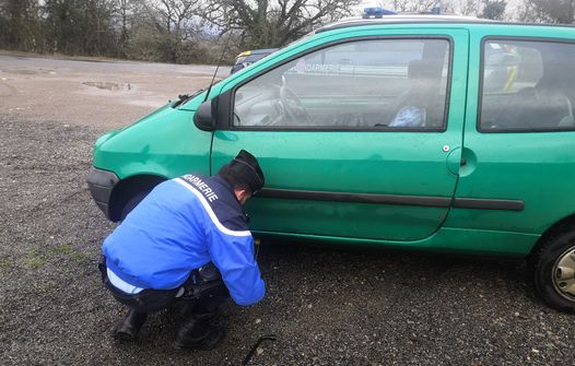 Lot : Après l’avoir verbalisé, les gendarmes aident cette automobiliste à changer sa roue