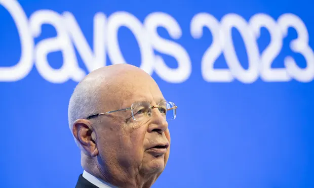 Une mutinerie éclate parmi le personnel du WEF à propos du rôle de « M.  Davos ».Le fondateur et président Klaus Schwab dirige le forum depuis 52  ans, mais il est désormais considéré par certains membres du personnel,  anciens et actuels, comme « une loi à lui tout seul ».