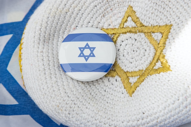 Le commanditaire des tags d’étoiles de David a déclaré qu’il voulait « soutenir les juifs d’Europe »