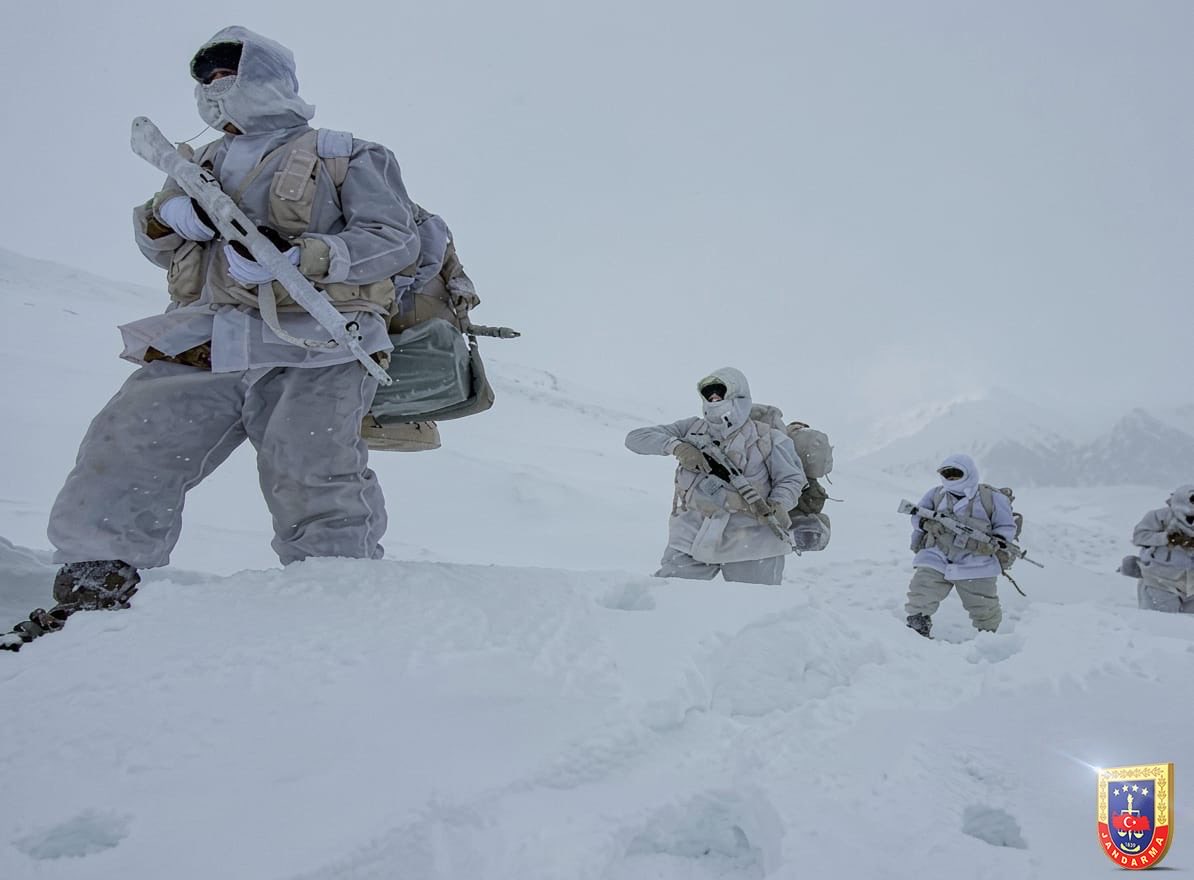 Gendarme en tenue blanche dans la neige